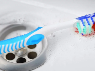 Vypľúvate s pastou aj