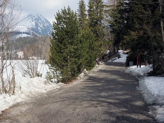 Vyľudnené a pod snehom: