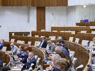 KORONAVÍRUS Parlament zasadá aj