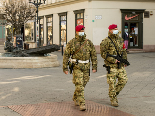 Vojaci hliadkujú v mestách