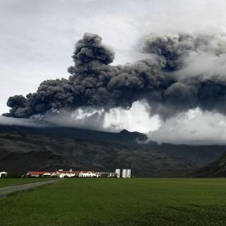 Sopka opäť komplikuje dopravu