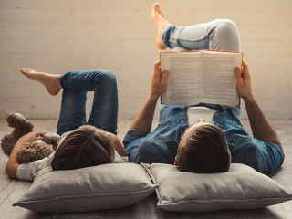 Otec s dcérou čítajú