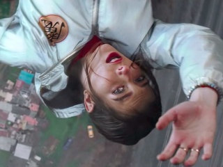 Billy Barman posúvajú latku