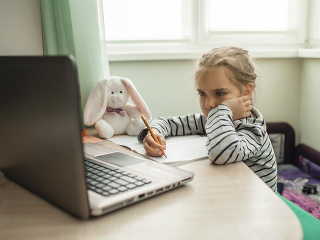 Školákom zrušili známky a