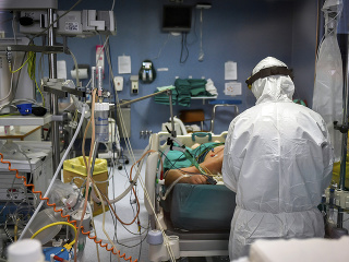 Talianski zdravotníci počas pandémie.