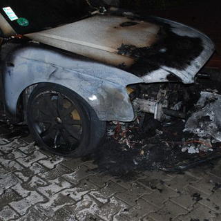 Podpálili Audi, obhorela aj