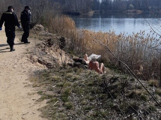 Nudistická pláž pri rybníku