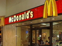 Zamestnanci McDonald's pripravujú denne