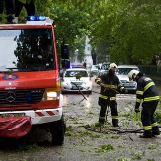 Bratislavskí hasiči odstraňujú popadané