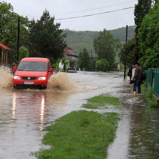 Záplavy stále ohrozujú ľudí