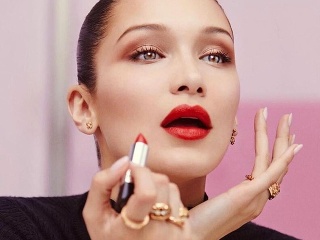 Hoci plastiky odmieta, priznáva