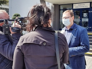 Rektor Trenčianskej univerzity poberá