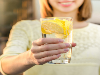 CITRÓNOVÁ VODA pomáha pri