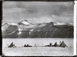 Robert Scott súboj prehral.