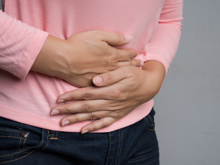 Brucho ako balón? Nenápadný