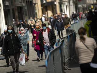 Ľudia v uliciach Bruselu