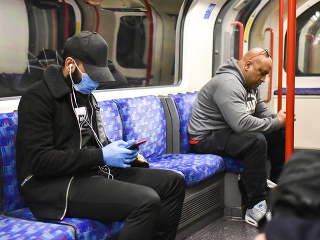 Pasažieri v londýnskom metre.