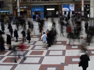 Pracovníčku železníc opľul muž: