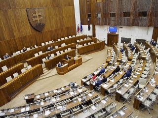 Dnešné rokovanie parlamentu: Poslanci