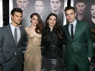 Zľava, americký Taylor Lautner, americká herečka Kristen Stewartová, americká spisovateľka Stephanie Meyerová a britský herec Robert Pattinson