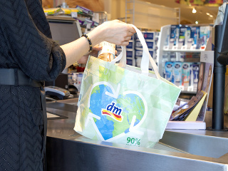 dm nahrádza jednorazové plastové