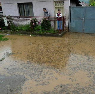 Evakuácia v Mani: Ohrozených