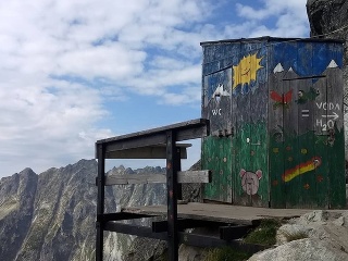 Najvyššie položená latrína, kamenný