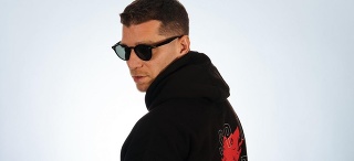 Všetci sa za niečím