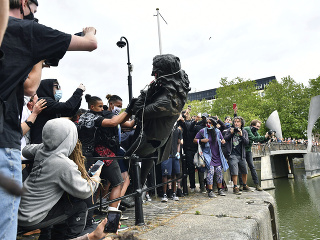 Demonštranti zničili sochu obchodníka