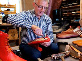 Rumunský muž vyrába topánky