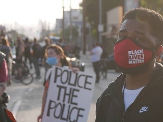 Vypaľovanie policajnej stanice by