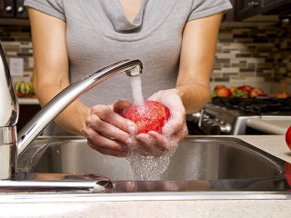 Pred KONZUMÁCIOU ovocia a