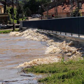 Záplavy ustupujú, rieky zväčša