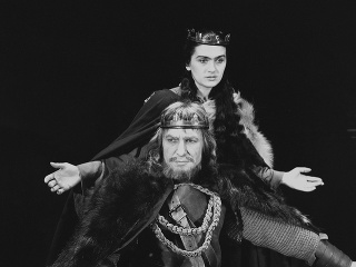 Eva Kristínová ako Lady Macbethová a Ladislav Chudík ako kráľ Macbeth