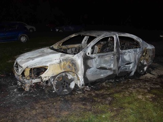 Mladík úmyselne podpálil automobil: