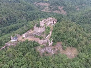 Hrad učupený uprostred krásnej