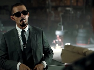 Vyberač daní uprostred gangov