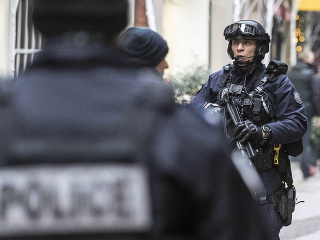 Policajtov v Paríži vyšetrujú