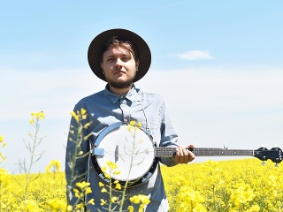 Klobúk, banjo a úsmev: