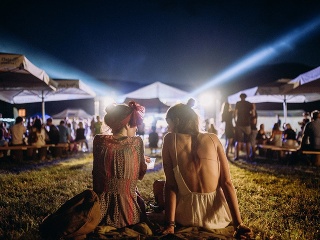 S Atmosférou sa tento