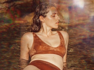 Iveta pôsobí na fotkách