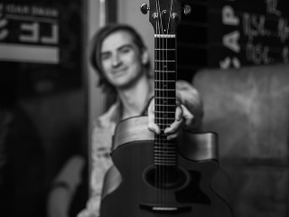 Hudobník Miro Poláček piesňou