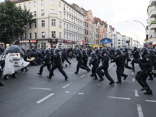 Demonštrantov v uliciach Berlína