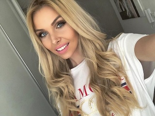 Sympatická blondína už precestovala