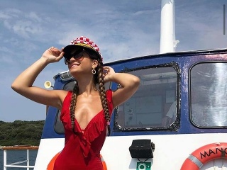 Vanessa Šarköziová sa na Facebooku pochválila zábermi  z Chorvátska. Pozrite, ako jej to pristane v červených plavkách.