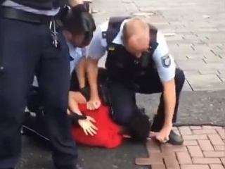 Video policajta s kolenom