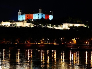 Bratislavský hrad je nasvietený