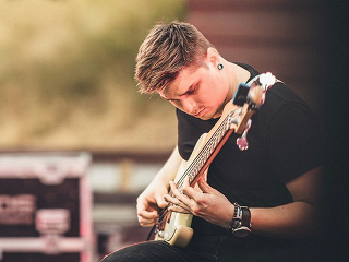 Sólista na basgitare? Talentovaný