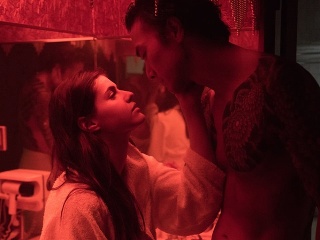 Alexandra Daddario úplne podľahne