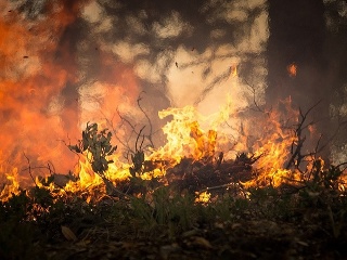 Na Azúrovom pobreží horí: